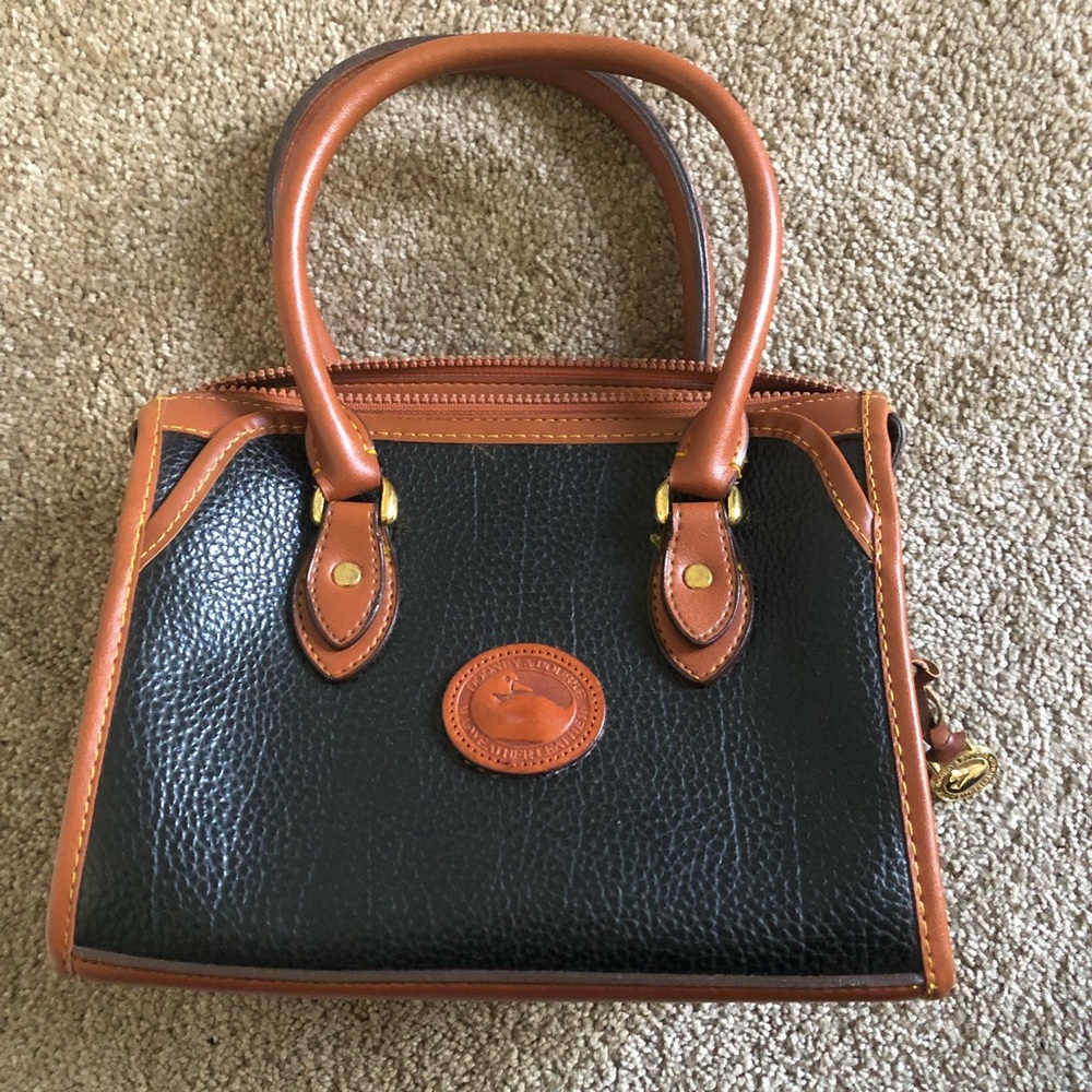 VINTAGE DOONEY & BOURKE ALL WEATHER LEATHER NAVY PURSE